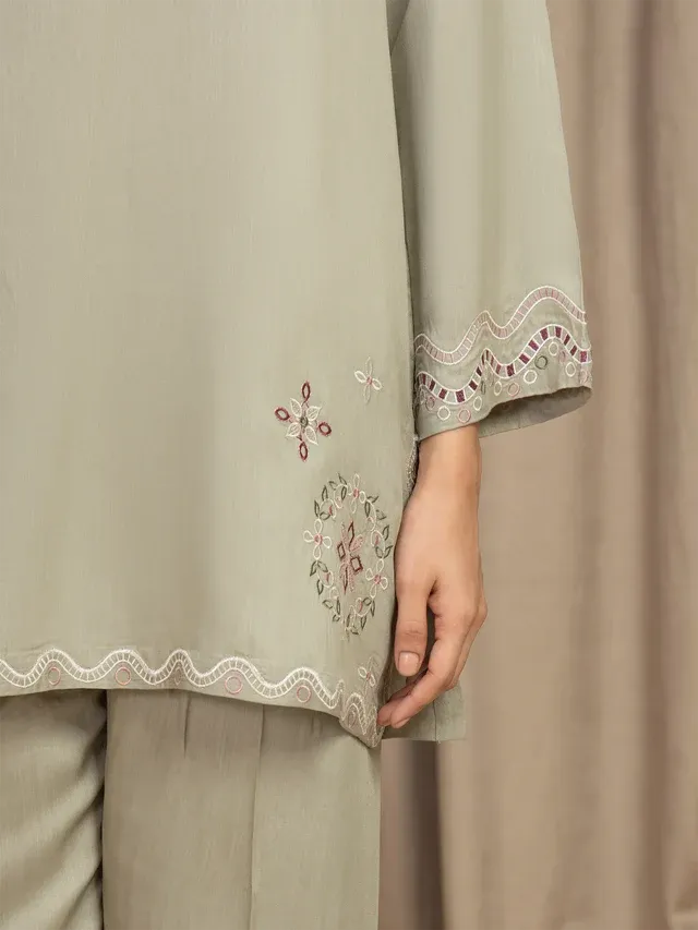 Ready to wear 2-piece embroidered